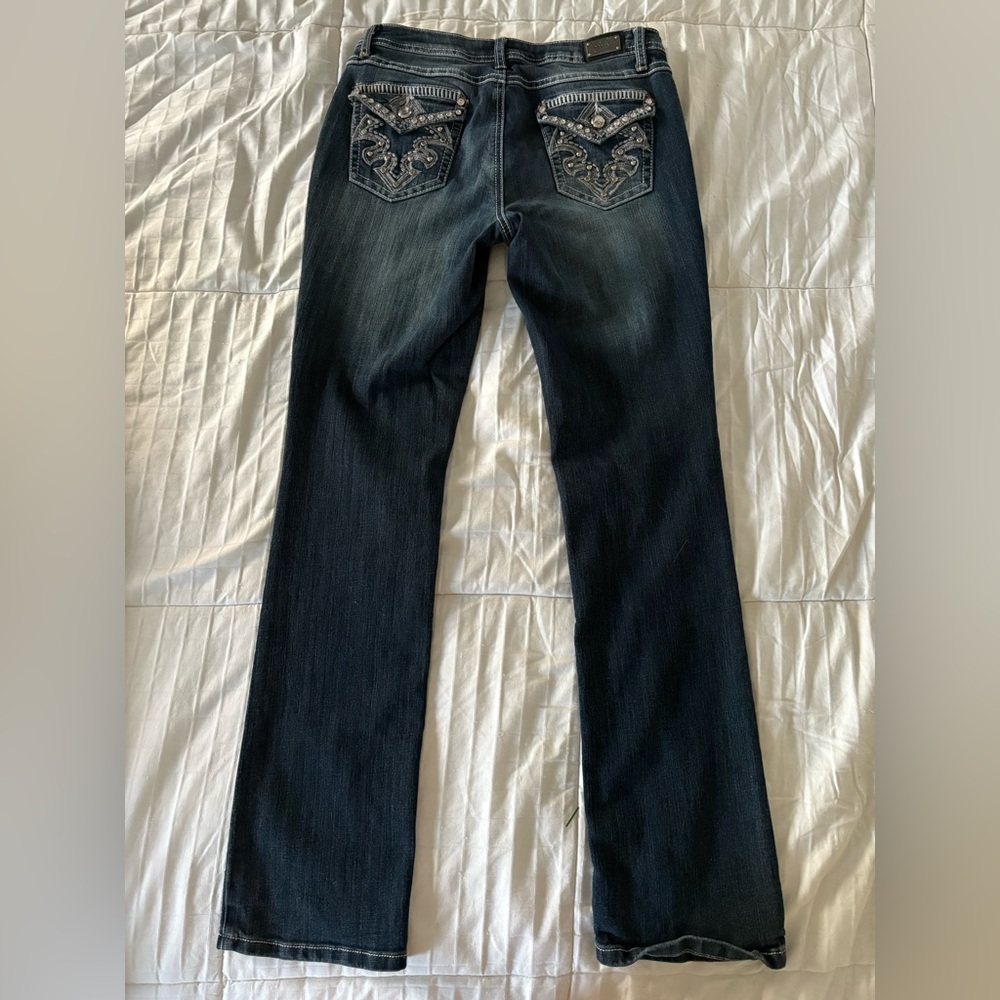 Earl - Low-rise Barely Boot jean
jewelled back and front pockets